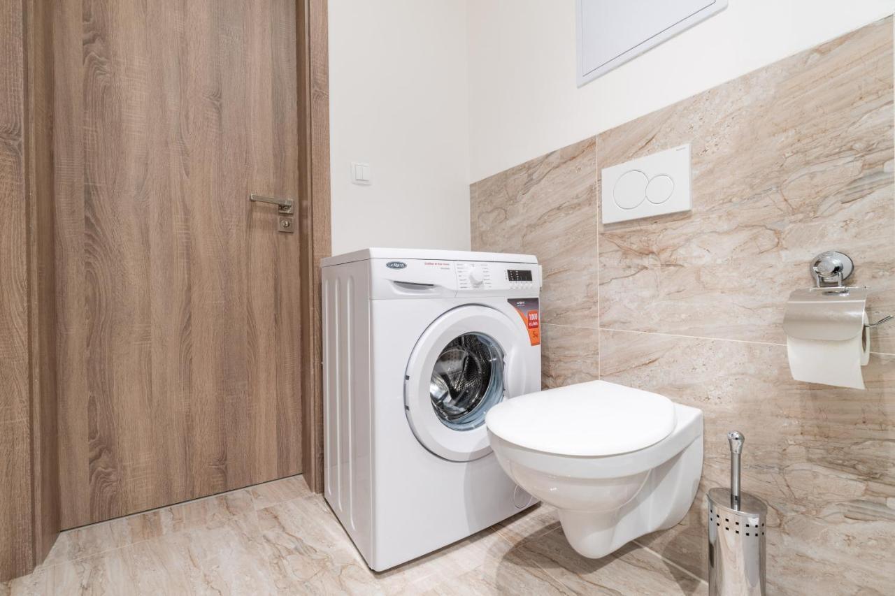 Brand New Two Room Apartment #26 With Free Secure Parking Close To Center Praga Exterior foto