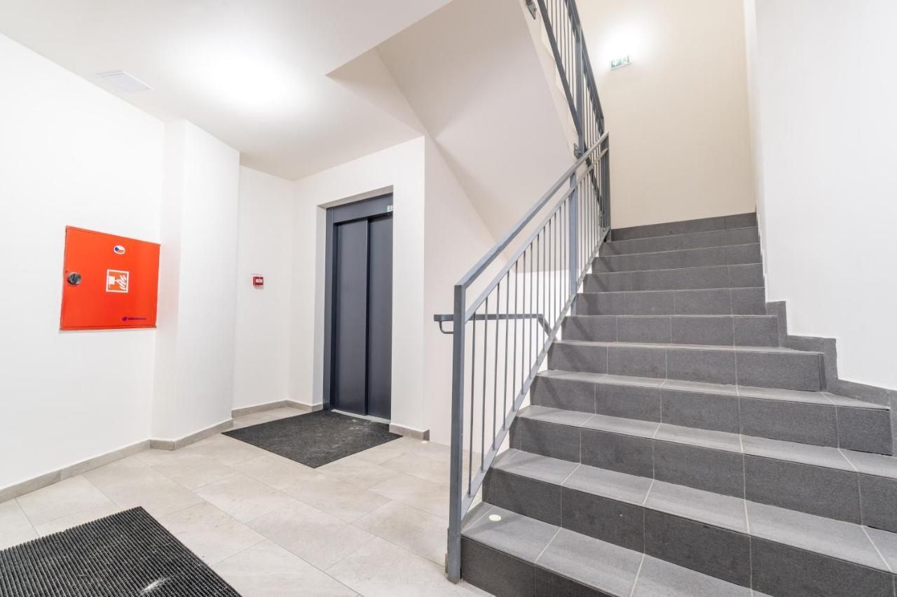 Brand New Two Room Apartment #26 With Free Secure Parking Close To Center Praga Exterior foto
